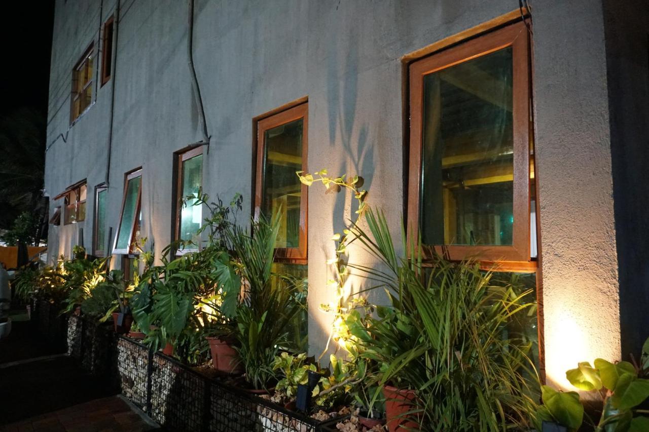 L Cafe Restobar & Lyn'S Guest House Сан-Хуан Экстерьер фото